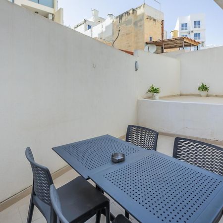 Superb 3Br Apt Close To Seafront Gzira Номер фото