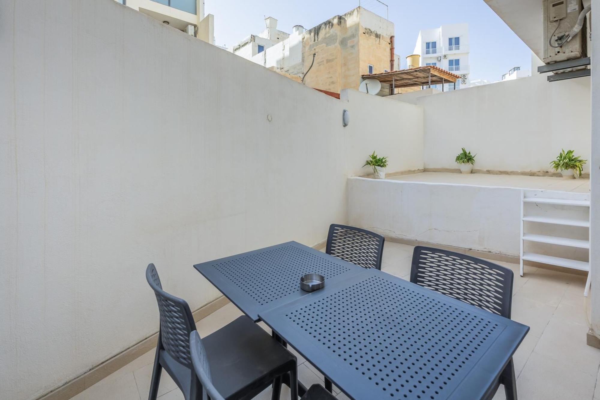 Superb 3Br Apt Close To Seafront Gzira Номер фото