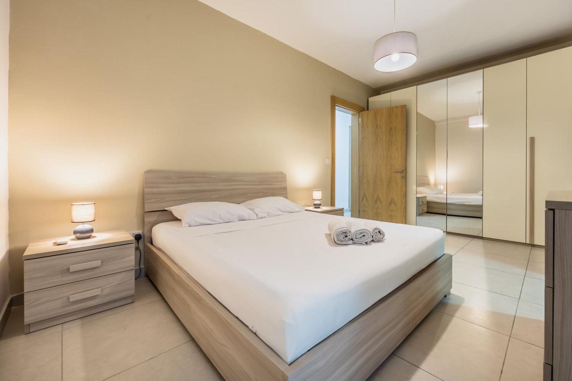 Superb 3Br Apt Close To Seafront Gzira Номер фото