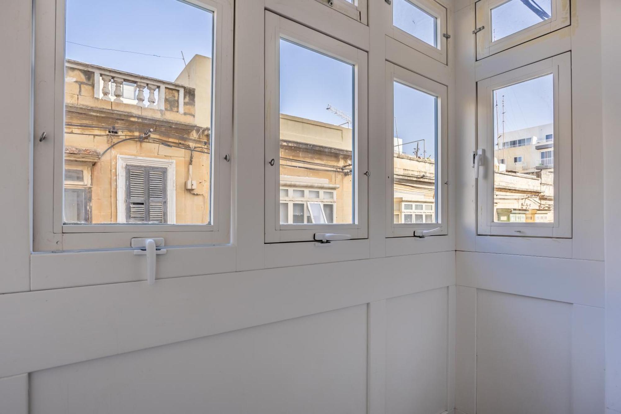 Superb 3Br Apt Close To Seafront Gzira Номер фото